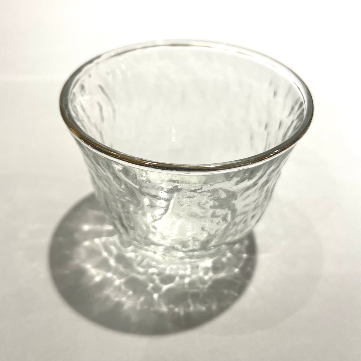 Teetasse aus Glas mit Goldrand (gehämmerte Struktur ) – Bamboo Tea Room