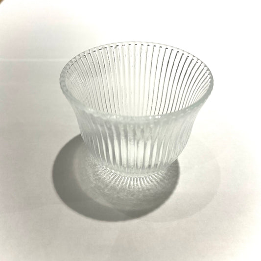 Gestreifte Teetasse aus Glas (geriffelte Struktur)